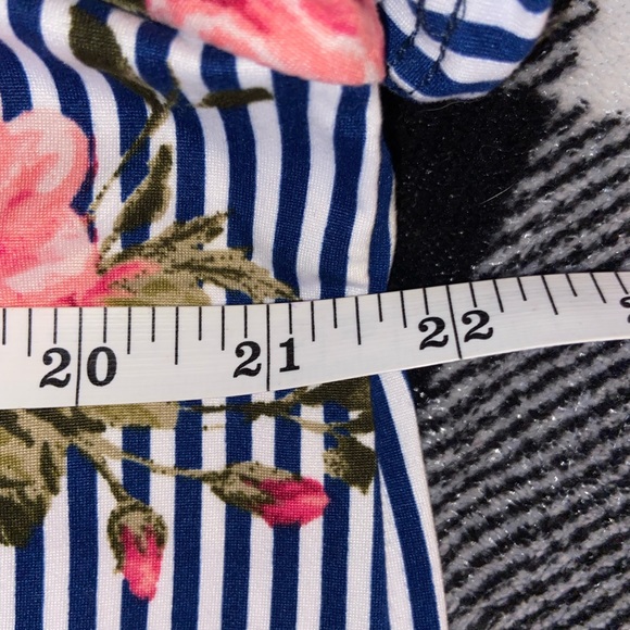 NWOT LULAROE LIV TOP - Picture 6 of 6